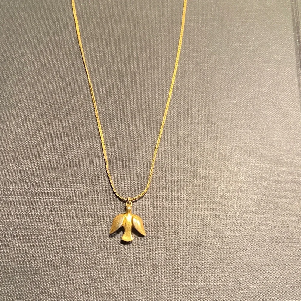 Vintage 70s 1970s Gold Bird CHARM Holy Spirit Dove of PEACE Pendant Necklace - Picture 2 of 6